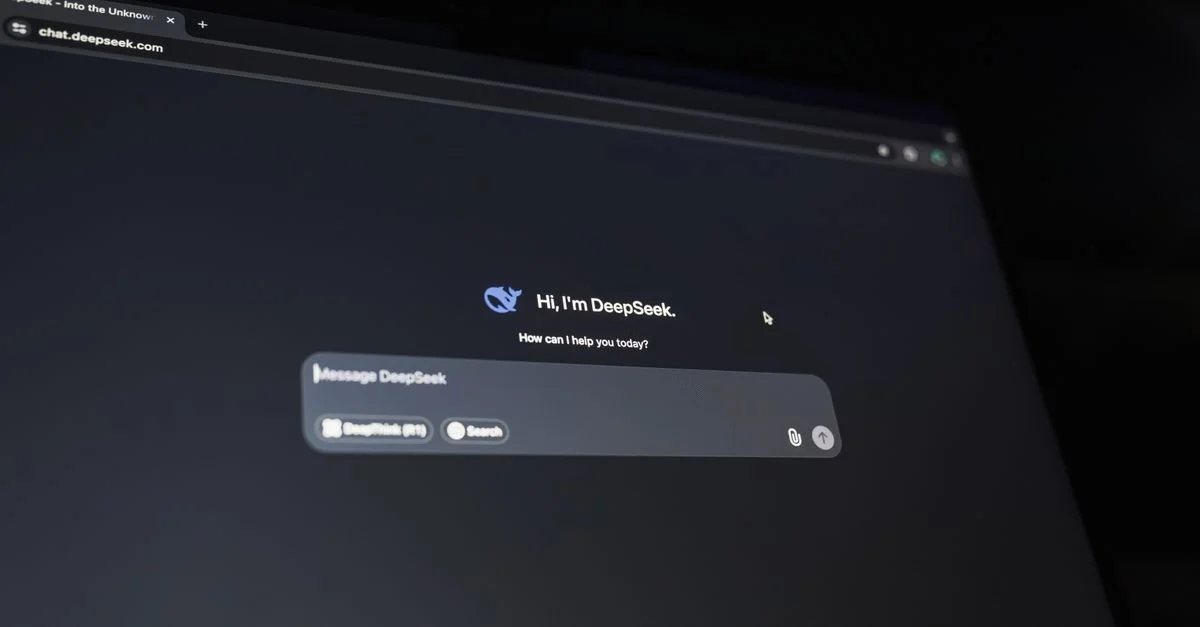 Une interface de discussion sur le thème sombre affichant un démarreur de conversation d'assistant IA sur un écran.