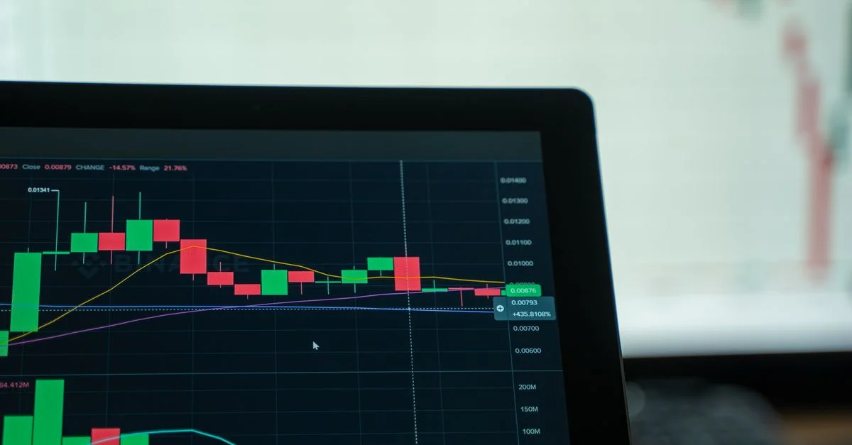Analyse des cryptomonnaies sur un écran numérique avec des graphiques en chandeliers montrant les tendances et la volatilité du marché.