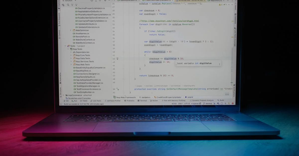 Gros plan sur un ordinateur portable affichant un éditeur de code sous un éclairage vibrant, idéal pour des thèmes technologiques.