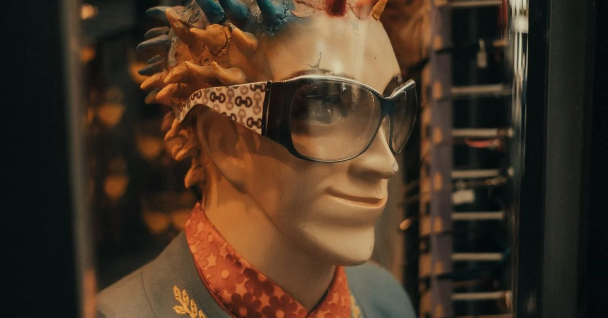 Un mannequin vibrant avec des cheveux en piques et des lunettes de soleil dans une vitrine élégante.