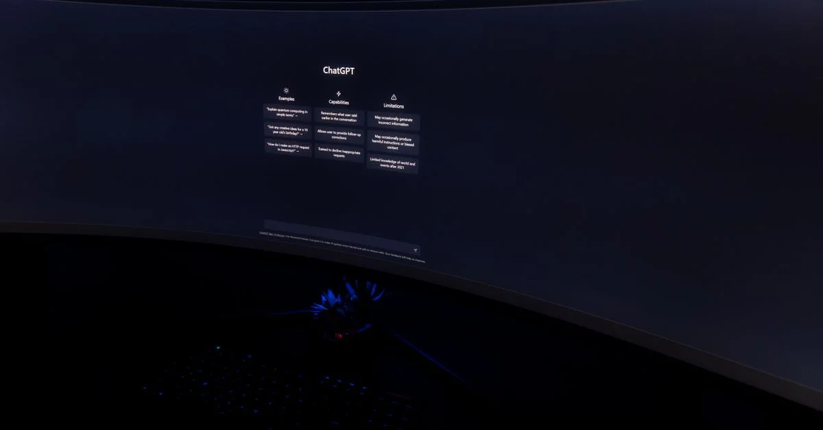 Gros plan sur une pièce sombre avec un écran incurvé affichant l'interface ChatGPT.