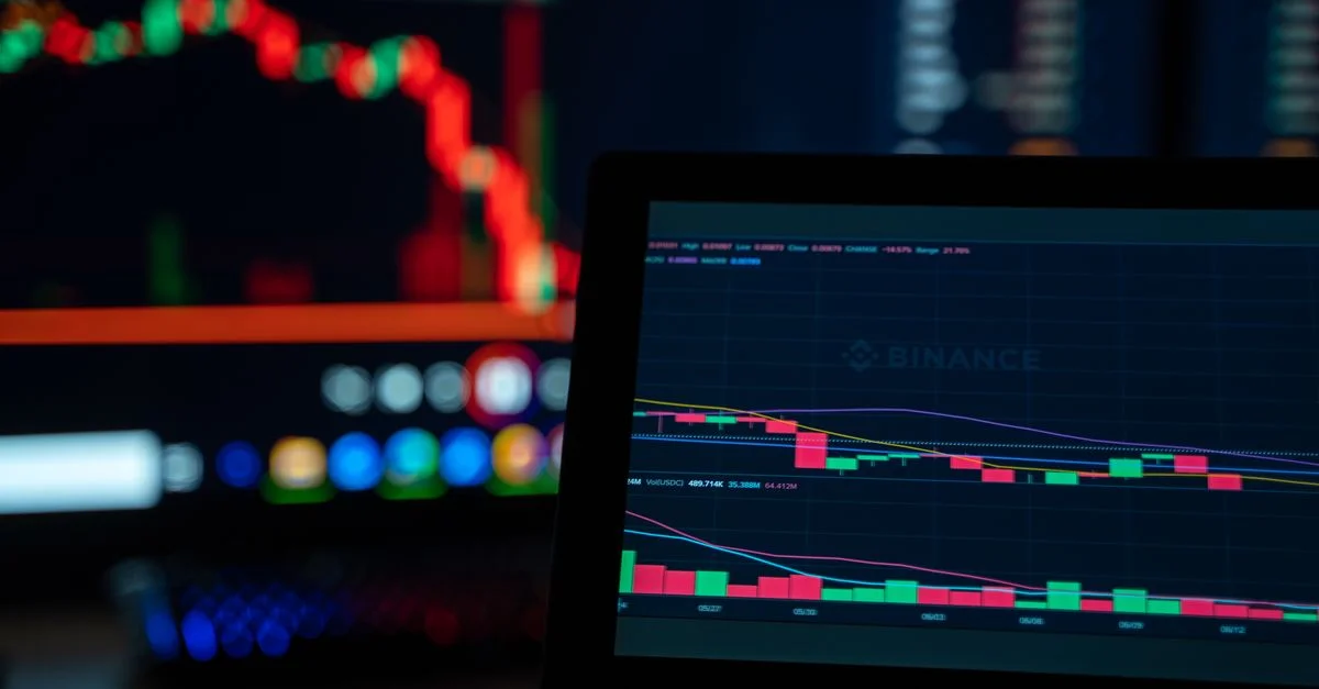 Des écrans de trading lumineux illustrent les tendances du marché des cryptomonnaies dans un environnement technologique.